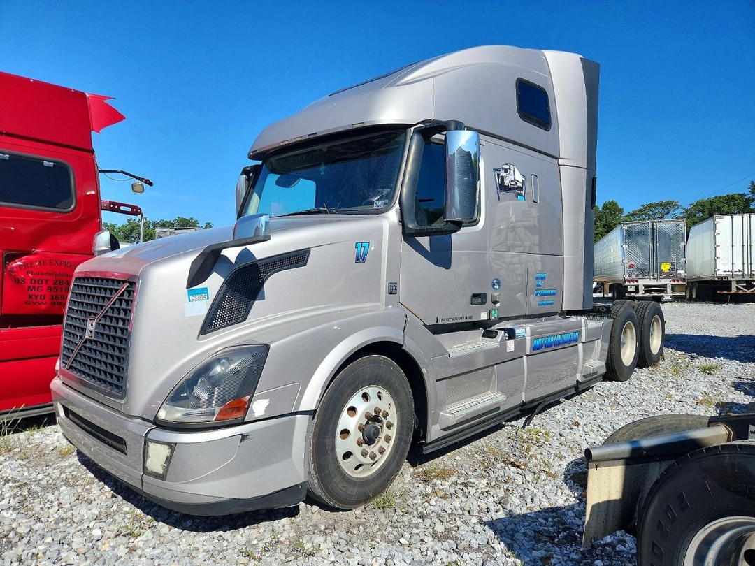 Vista de 2017 VOLVO VNL SEMI TRUCK, ángulo 1