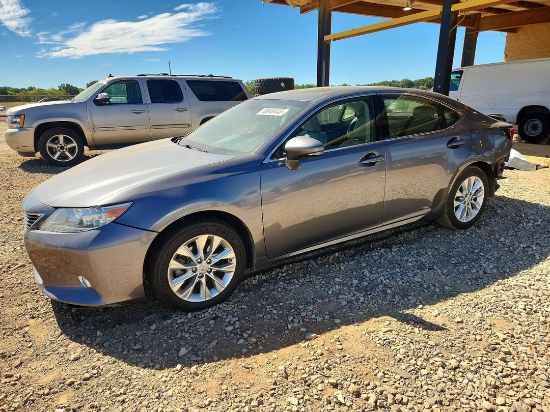 Vue de 2013 LEXUS ES 300H, angle 1