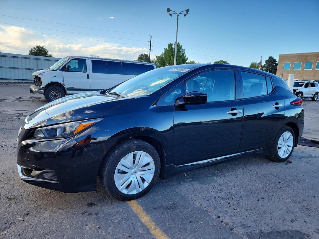 Vue de 2025 NISSAN LEAF S, angle 1