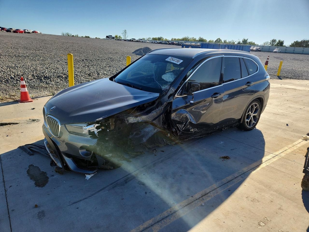 منظر 2016 BMW X1 XDRIVE28I، زاوية 1