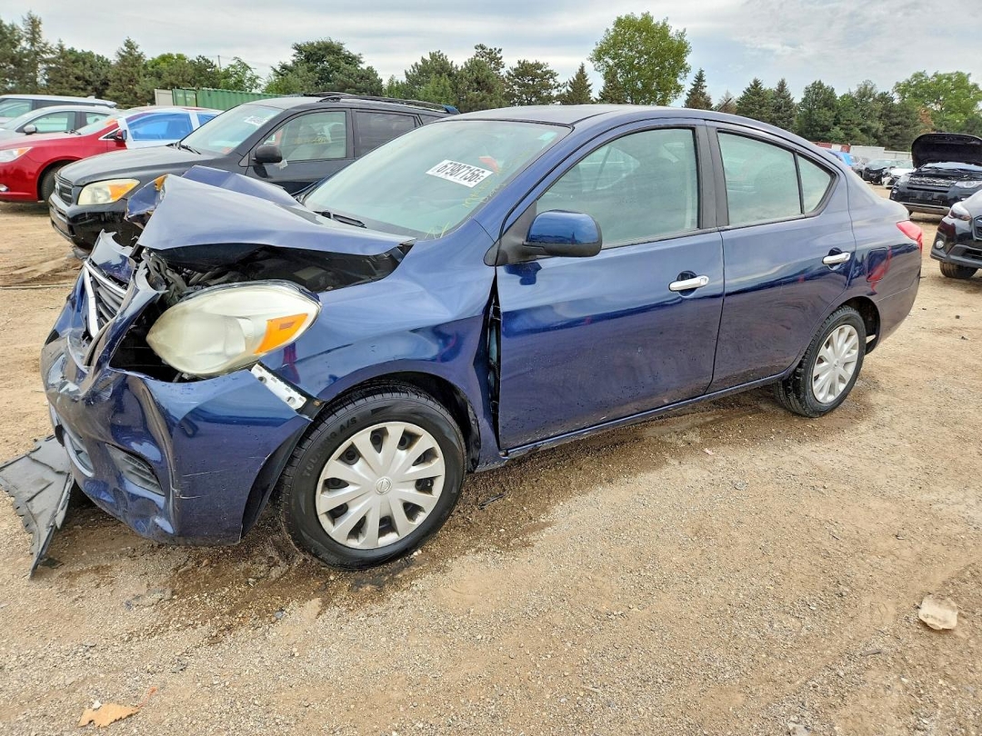 Vue de 2012 NISSAN VERSA 1.6 S, angle 1