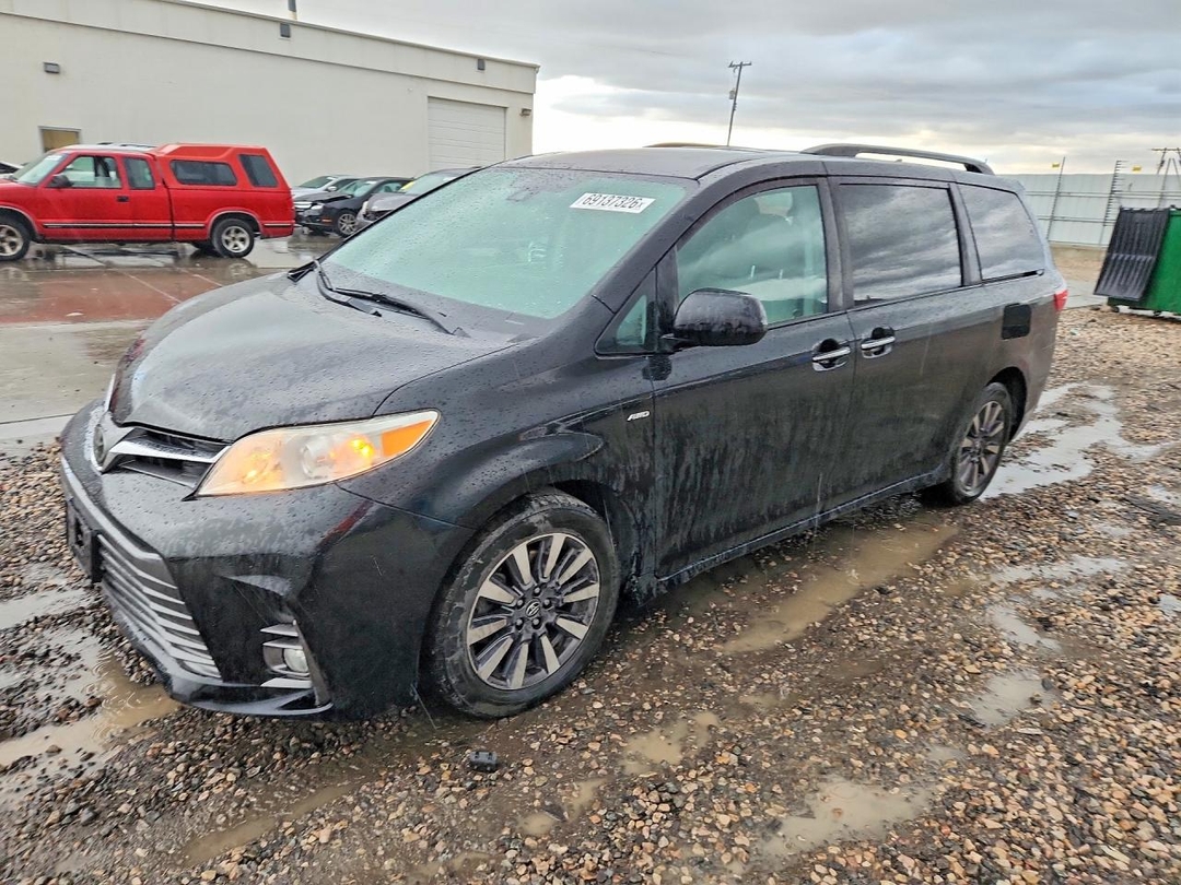 Vue de 2018 TOYOTA SIENNA XLE 7-PASSENGER, angle 1