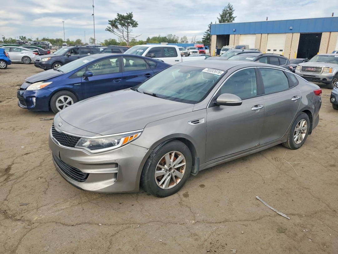 Vue de 2017 KIA OPTIMA LX, angle 1