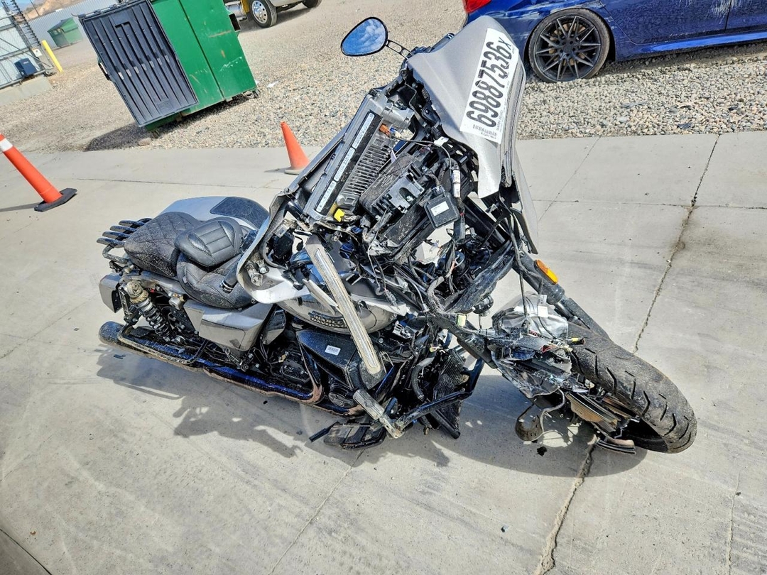 Vista de 2023 HARLEY-DAVIDSON FLHXSE, ángulo 1