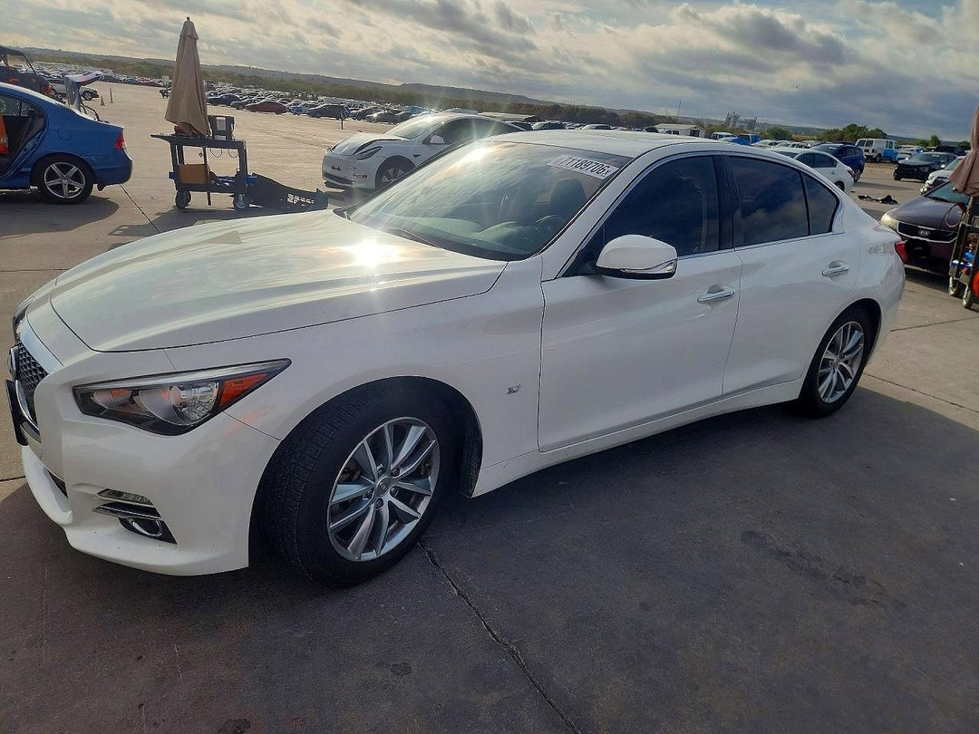 Vista de 2015 INFINITI Q50 PREMIUM, ángulo 1