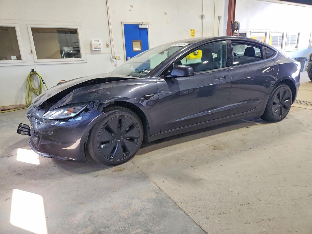 Вид 2024 TESLA MODEL 3, угол 1