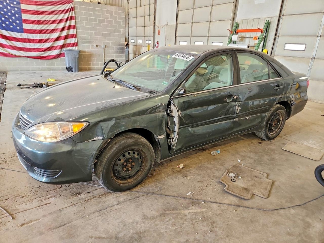 Vue de 2005 TOYOTA CAMRY LE, angle 1