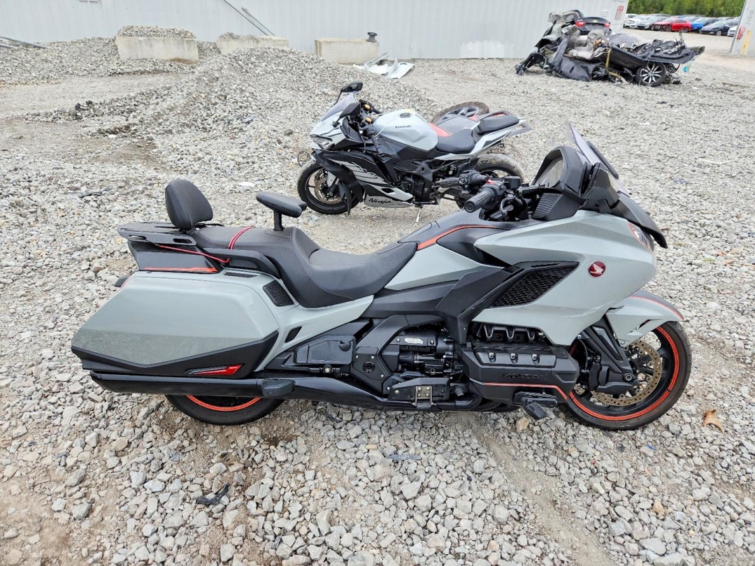 Вид 2021 HONDA GL1800 B, угол 1