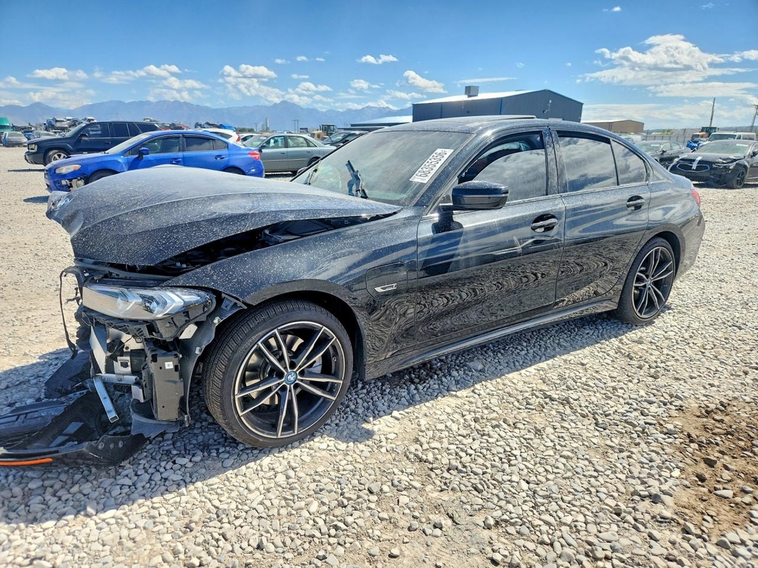 منظر 2023 BMW 330XE، زاوية 1