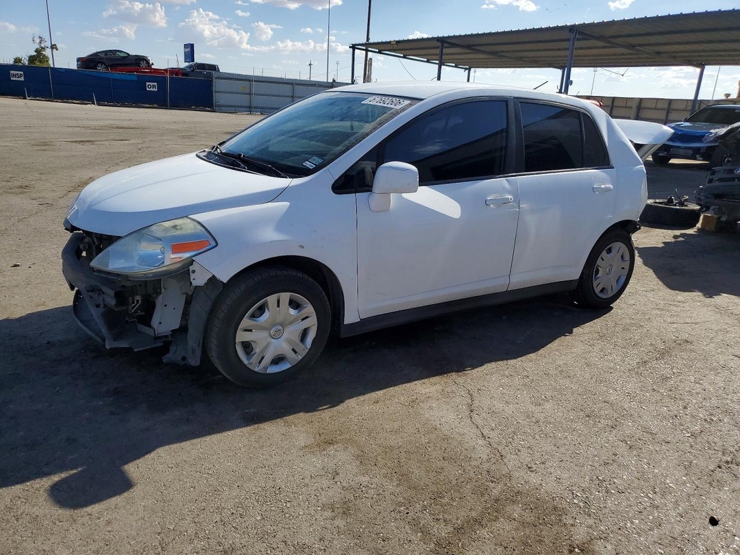 Vue de 2010 NISSAN VERSA 1.8 S, angle 1