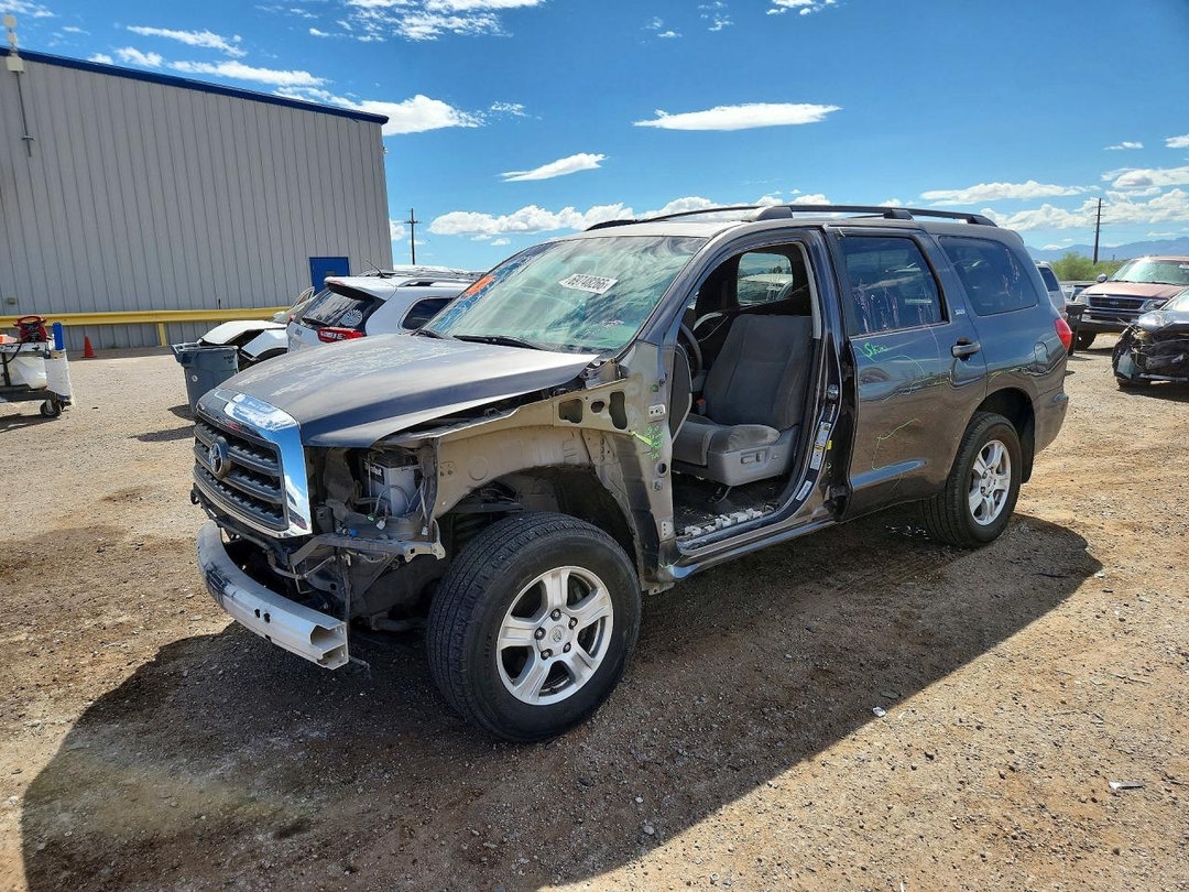Vue de 2013 TOYOTA SEQUOIA SR5, angle 1