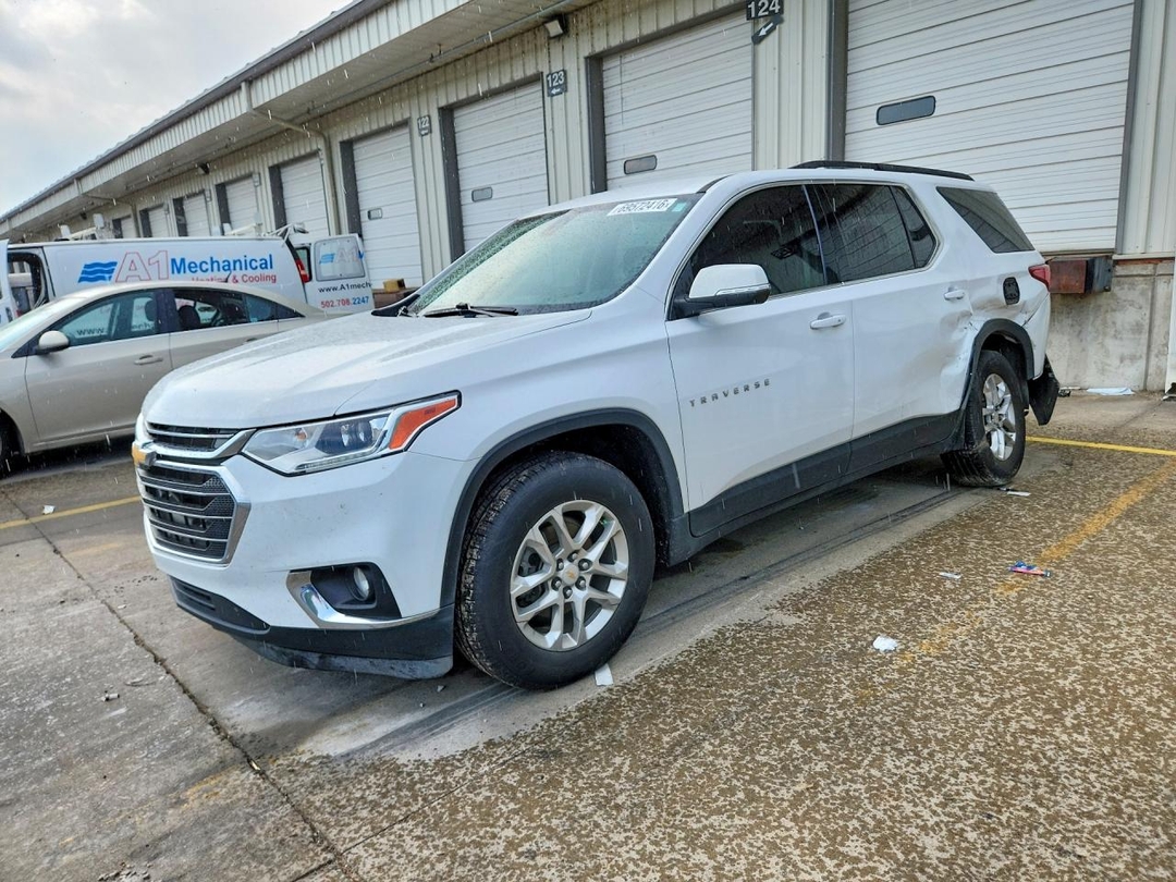 Вид 2021 CHEVROLET TRAVERSE LT, угол 1