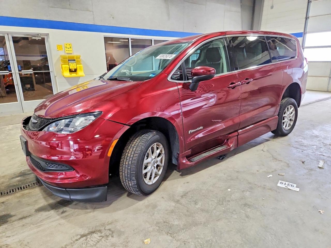 Вид 2023 CHRYSLER VOYAGER LX, угол 1