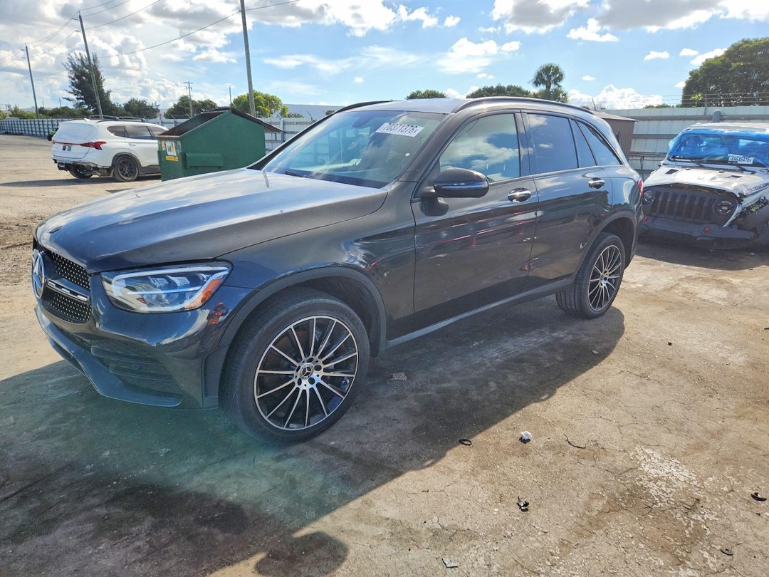 Вид 2021 MERCEDES-BENZ GLC 300, угол 1
