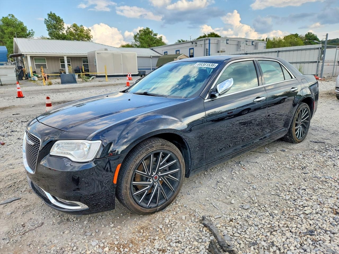 Вид 2017 CHRYSLER 300C, угол 1