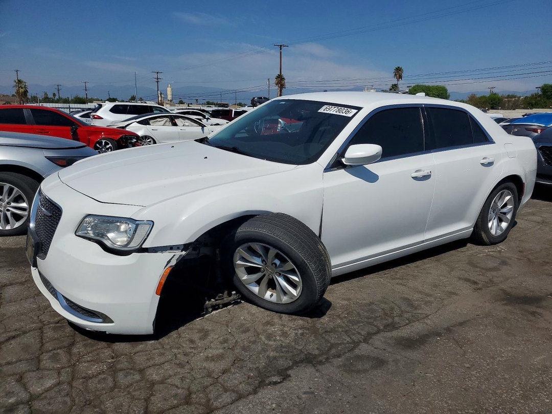 Вид 2015 CHRYSLER 300 LIMITED, угол 1