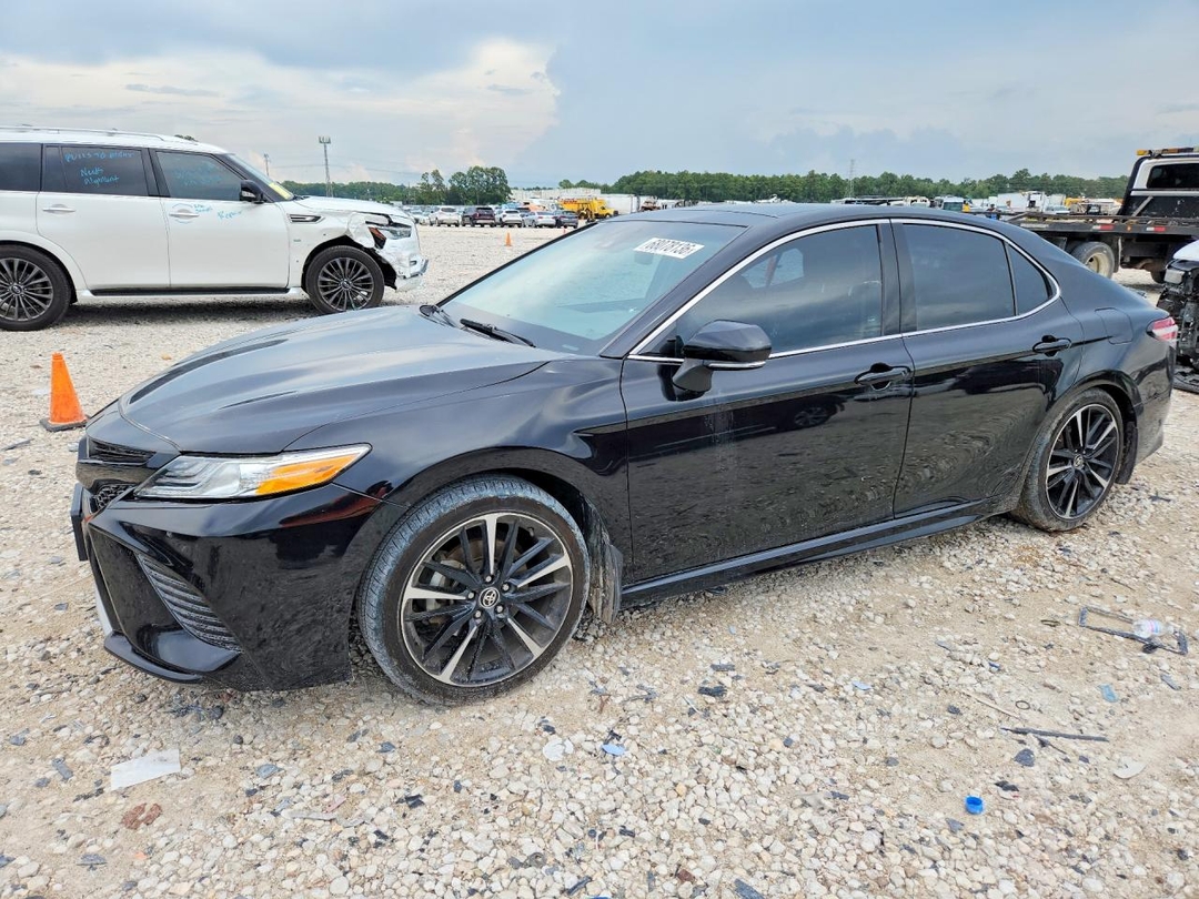 Vue de 2020 TOYOTA CAMRY XSE, angle 1