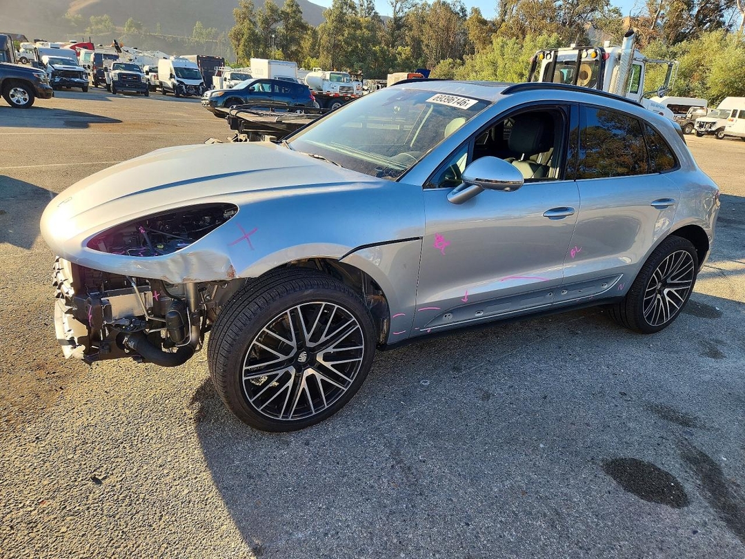 Вид 2026 PORSCHE MACAN BASE, угол 1