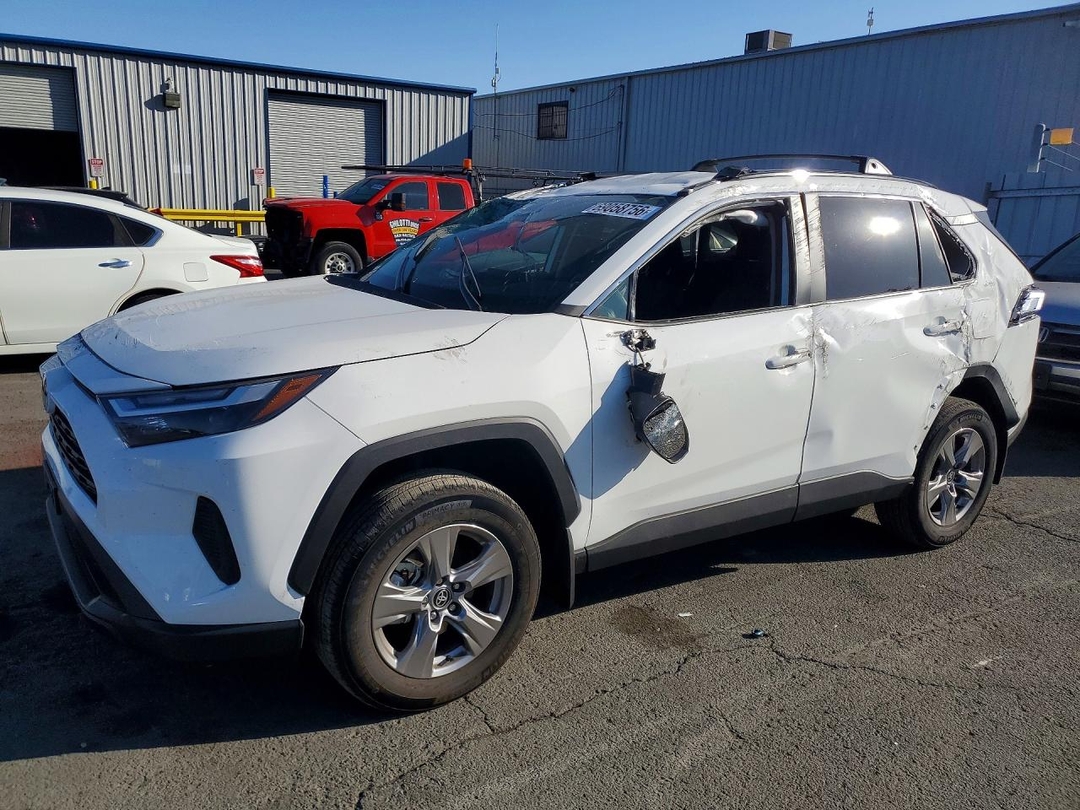 Вид 2025 TOYOTA RAV4 XLE, угол 1