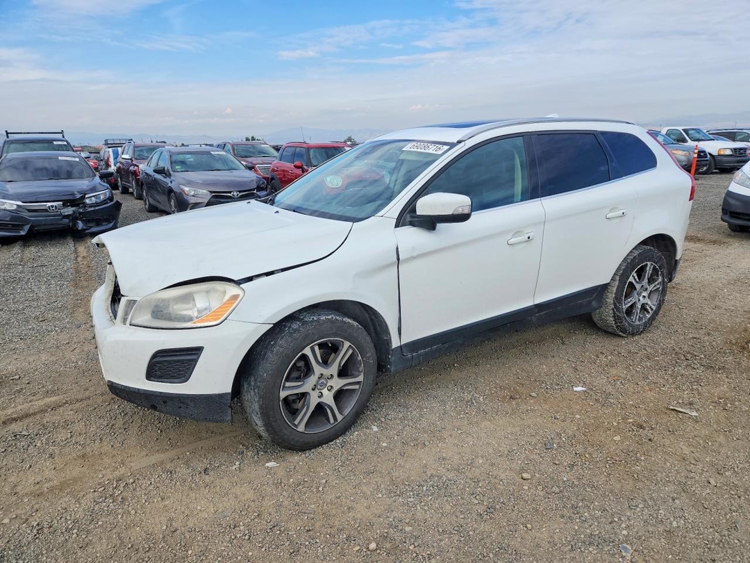 Vue de 2012 VOLVO XC60 T6, angle 1