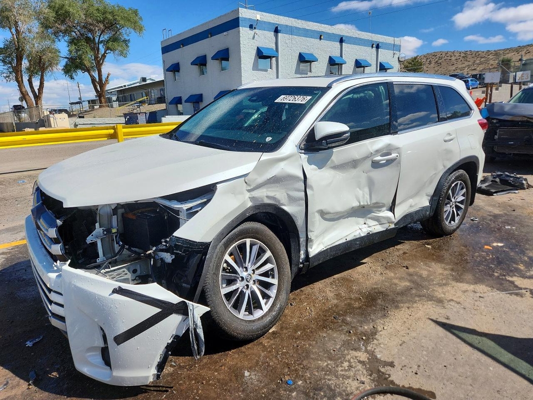 Vue de 2019 TOYOTA HIGHLANDER XLE, angle 1