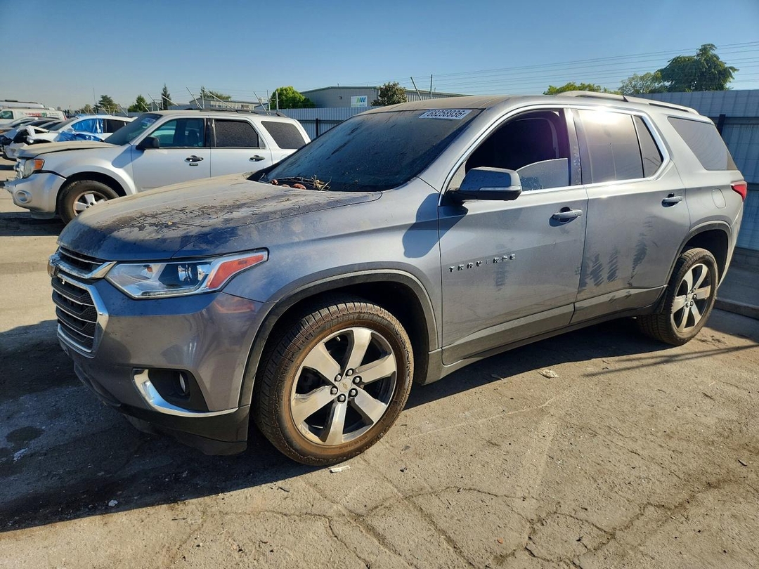 Вид 2021 CHEVROLET TRAVERSE LT, угол 1
