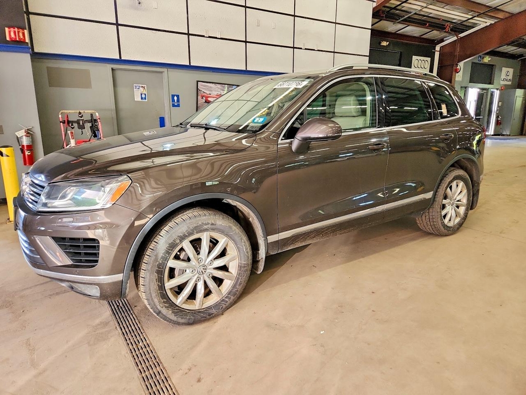 Vista de 2016 VOLKSWAGEN TOUAREG SPORT, ángulo 1