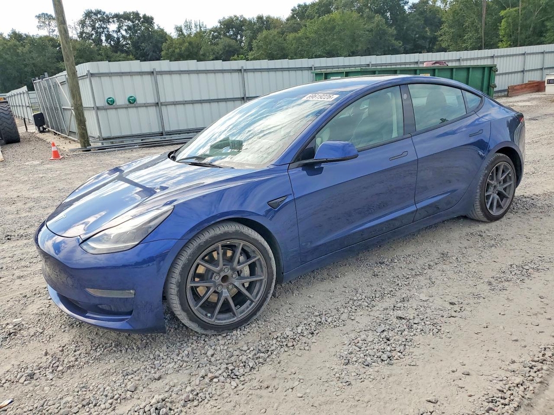 Vue de 2022 TESLA MODEL 3, angle 1