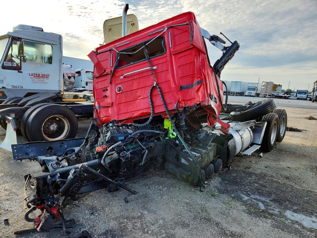 Vista de 2016 VOLVO VNL SEMI TRUCK, ángulo 1