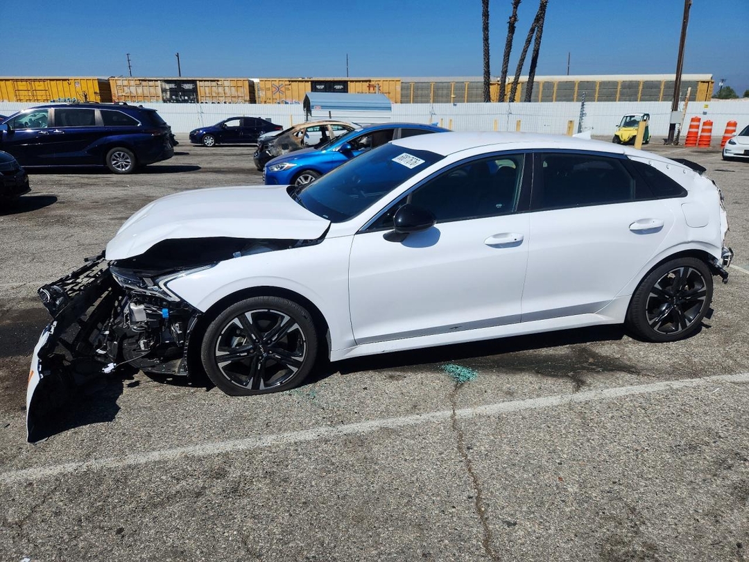Vista de 2023 KIA K5 GT LINE, ángulo 1