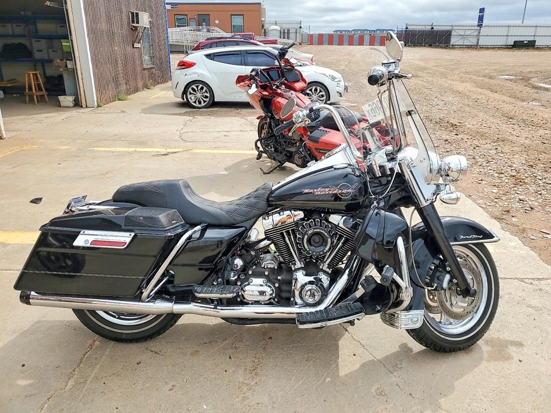 Vue de 2007 HARLEY-DAVIDSON FLHR, angle 1