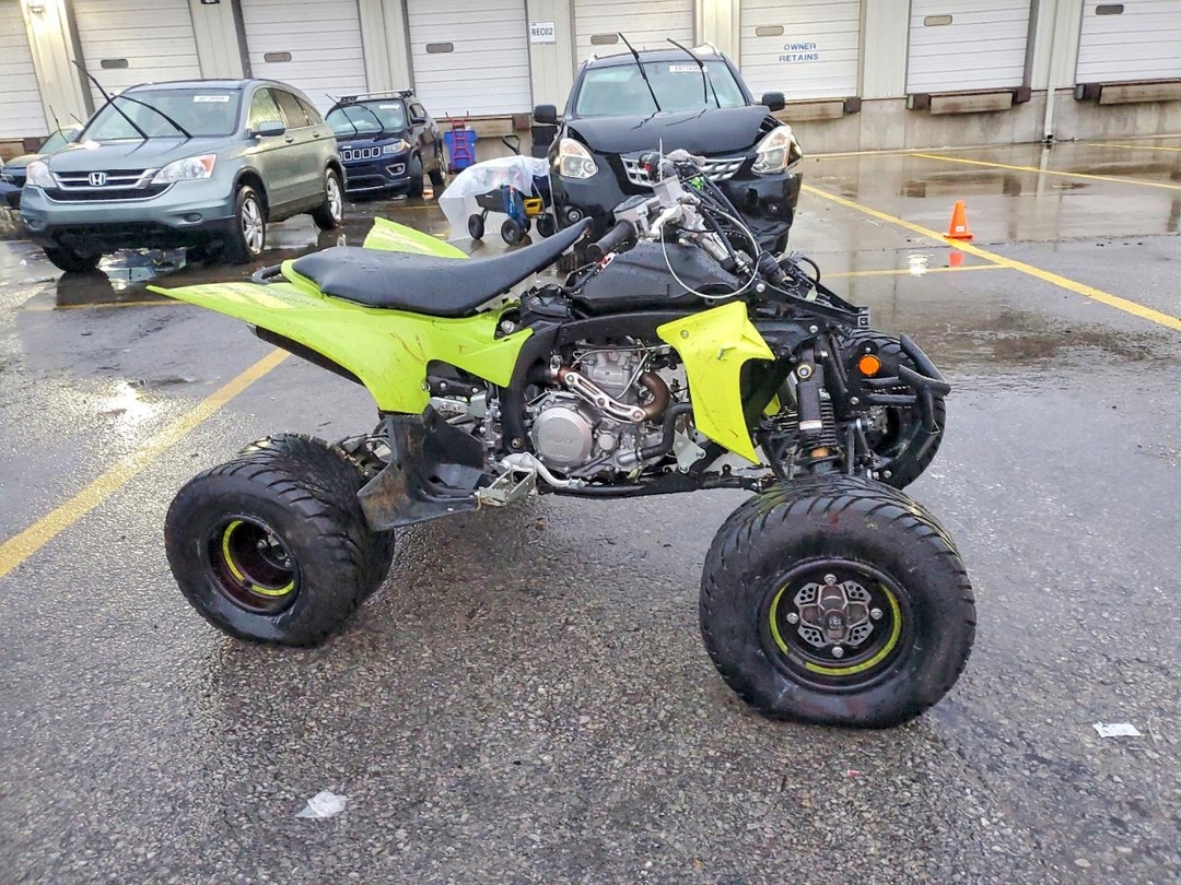 Вид 2025 YAMAHA YFZ450 R, угол 1