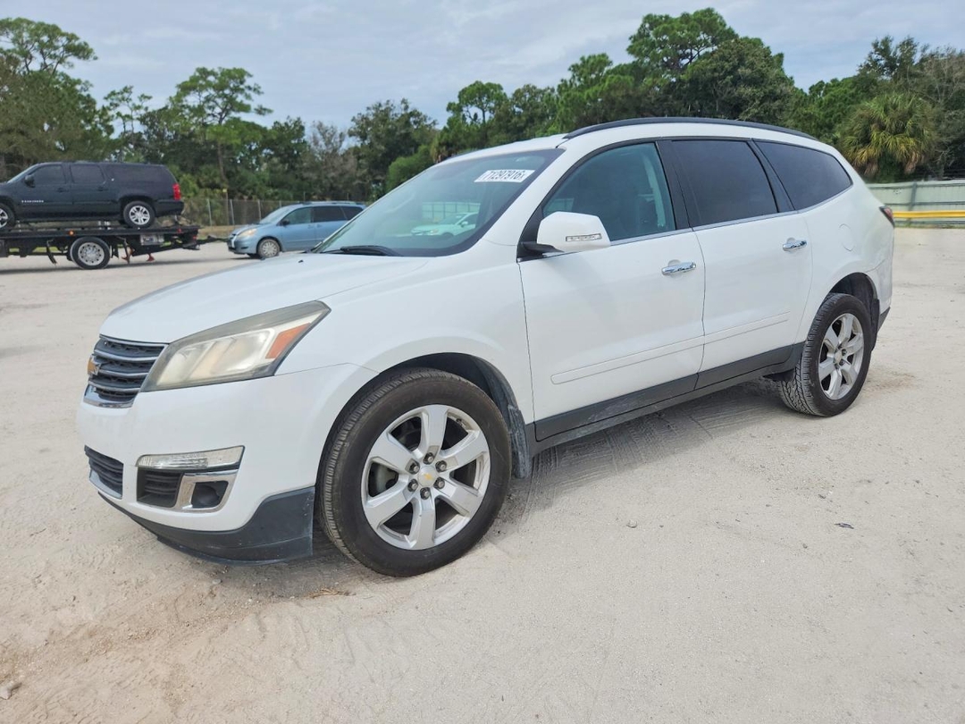 Вид 2017 CHEVROLET TRAVERSE LT, угол 1