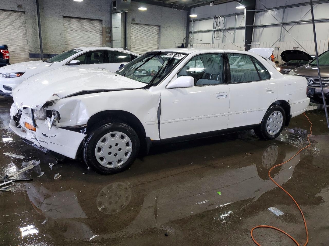 Вид 1996 TOYOTA CAMRY LE, угол 1