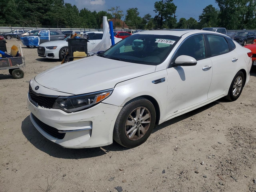Vue de 2016 KIA OPTIMA LX, angle 1