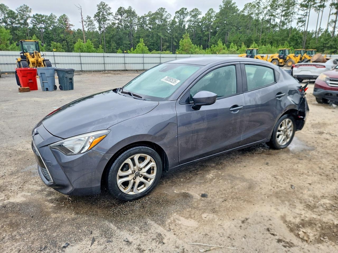 Вид 2017 TOYOTA YARIS IA BASE, угол 1