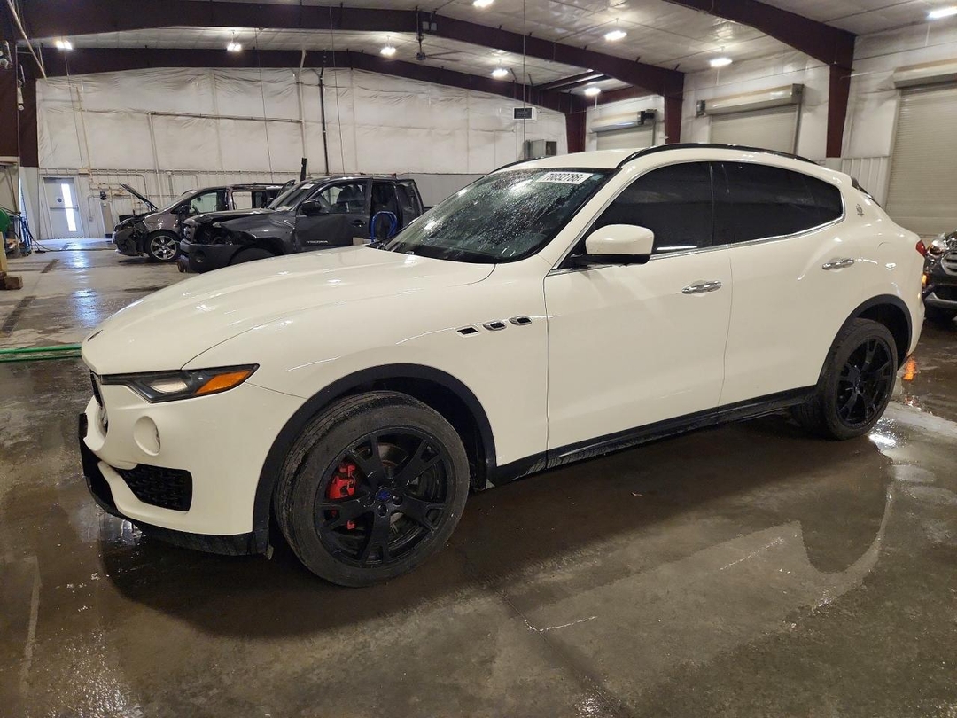 Вид 2017 MASERATI LEVANTE, угол 1