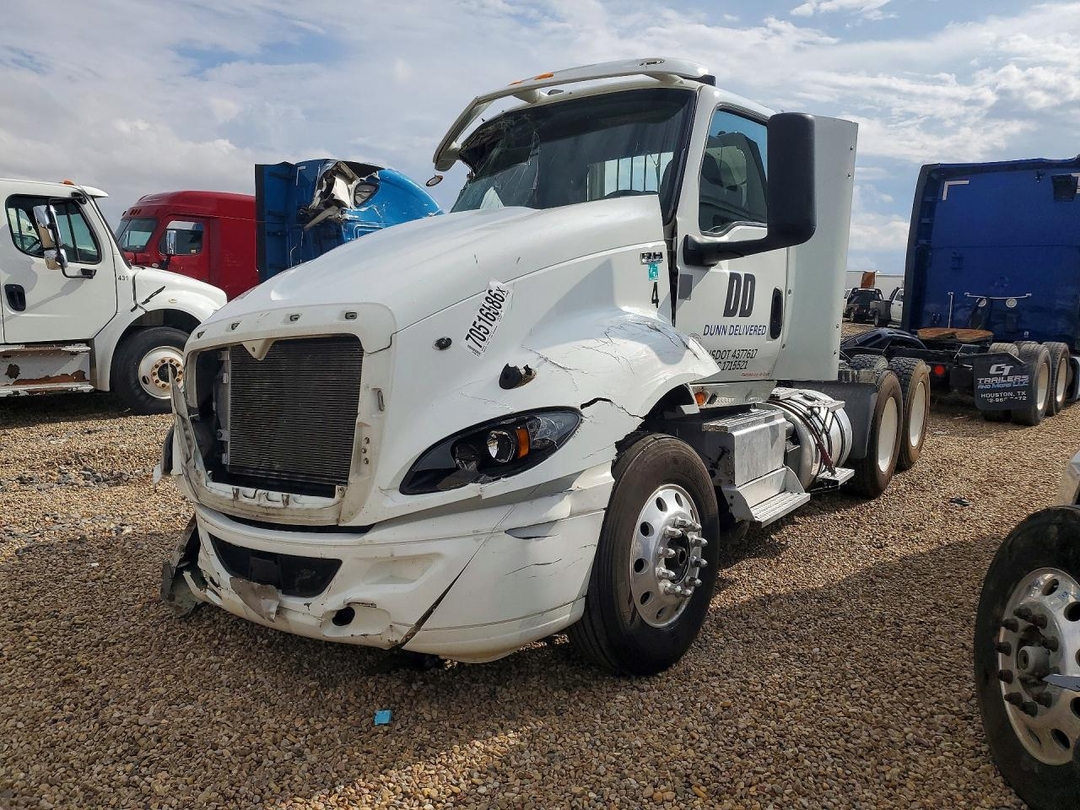 Vue de 2021 INTERNATIONAL RH613 SEMI TRUCK, angle 1