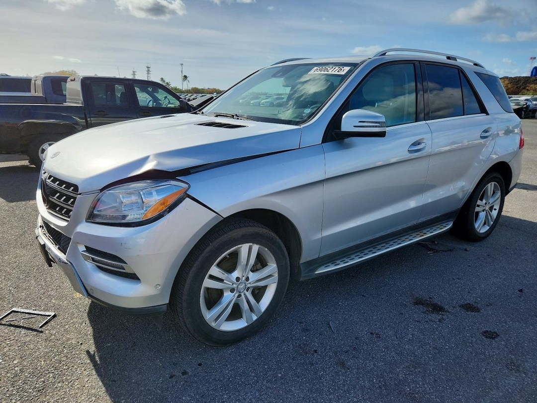 Vue de 2014 MERCEDES-BENZ ML 350, angle 1