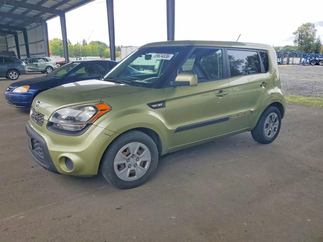 Vista de 2013 KIA SOUL BASE, ángulo 1