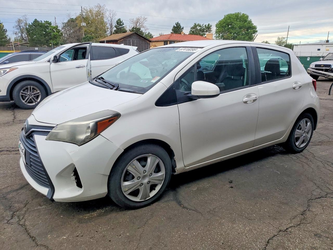 Vista de 2015 TOYOTA YARIS 5-DOOR L, ángulo 1