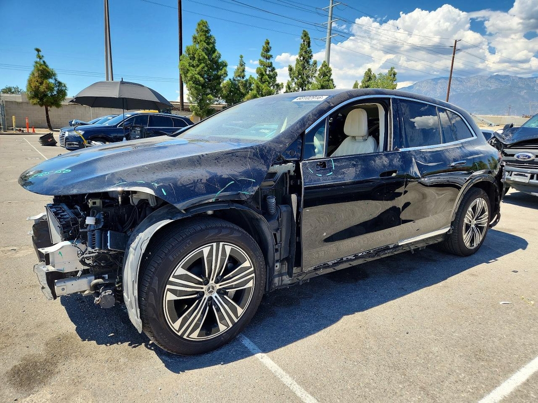 Vue de 2023 MERCEDES-BENZ EQS SUV 450+, angle 1