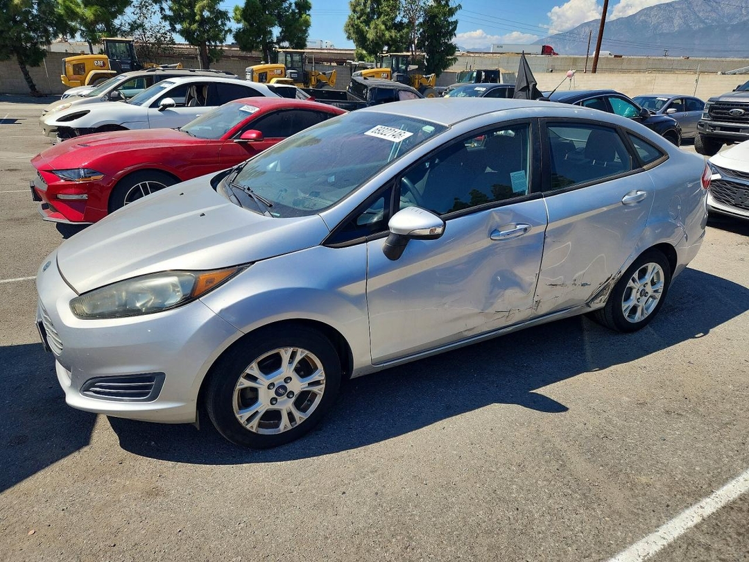 Vista de 2015 FORD FIESTA SE, ángulo 1