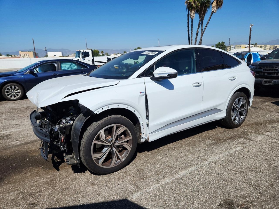 Vue de 2024 AUDI Q4 E-TRON SPORTBACK PREMIUM, angle 1
