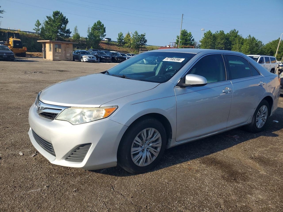 Vista de 2014 TOYOTA CAMRY LE, ángulo 1