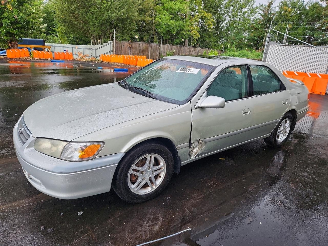 Vue de 2000 TOYOTA CAMRY LE, angle 1