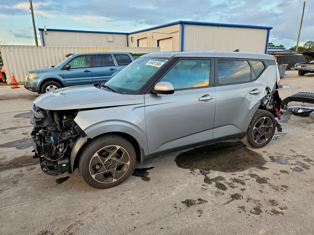 منظر 2023 KIA SOUL، زاوية 1