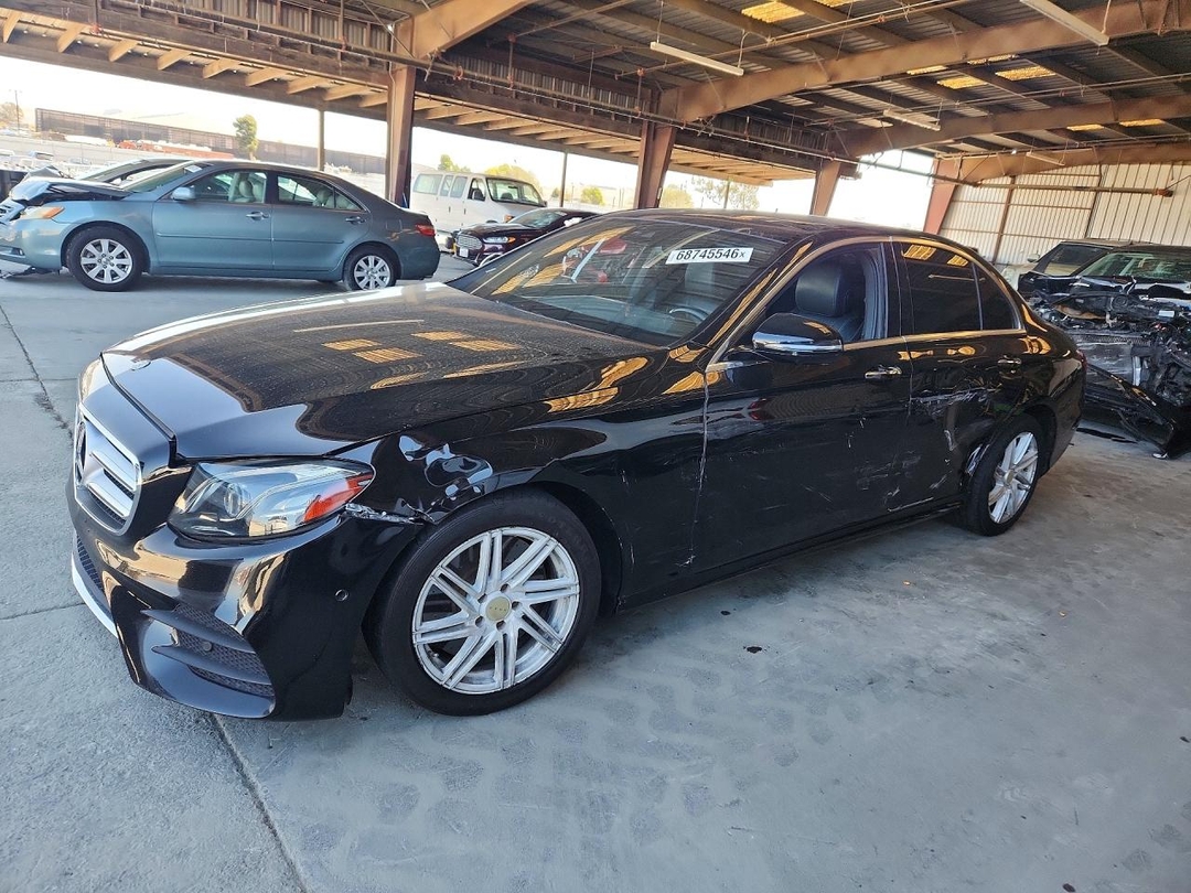 Vue de 2019 MERCEDES-BENZ E 300, angle 1