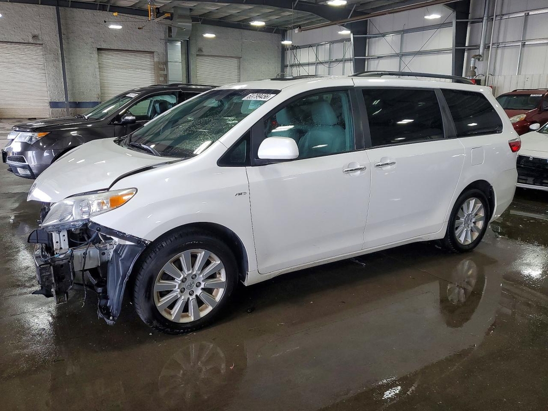 Vue de 2016 TOYOTA SIENNA XLE 7-PASSENGER, angle 1