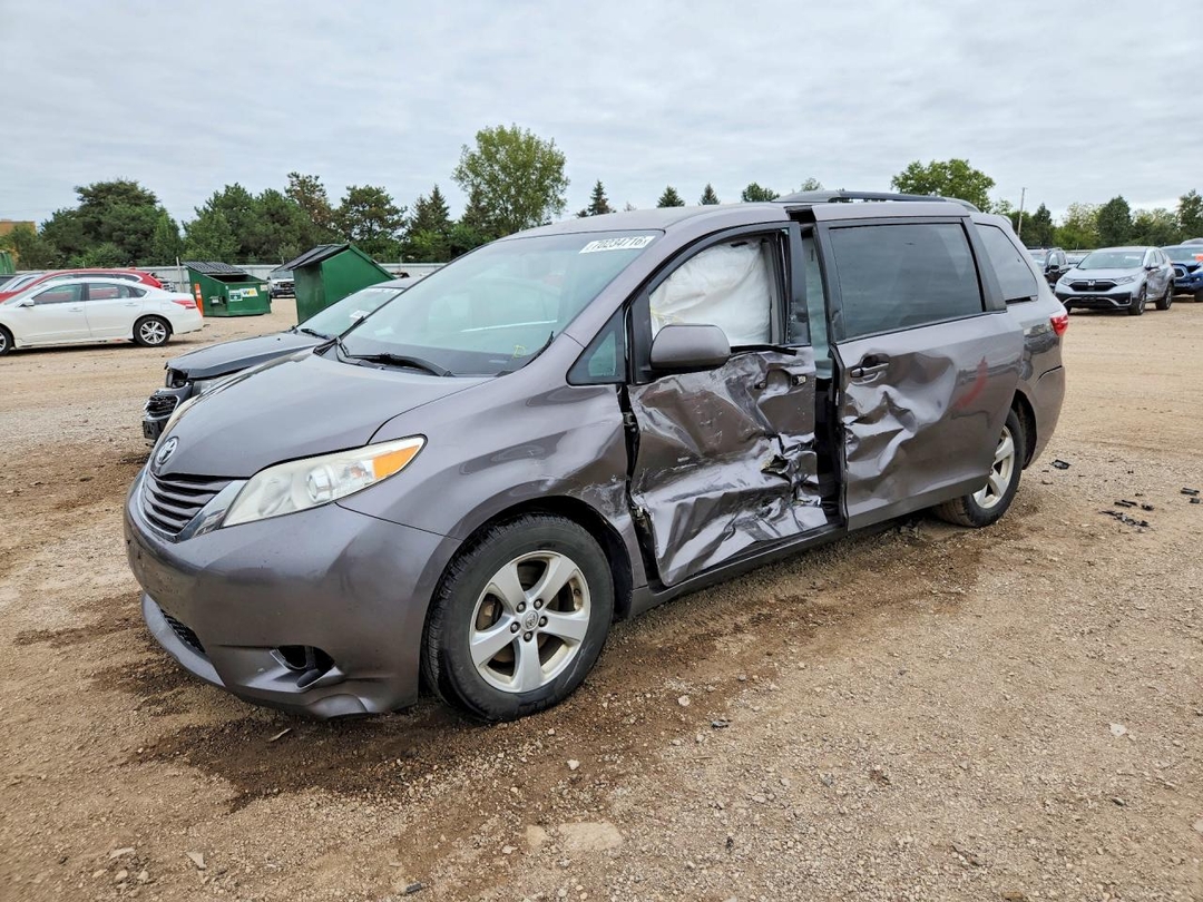 Vue de 2017 TOYOTA SIENNA LE, angle 1